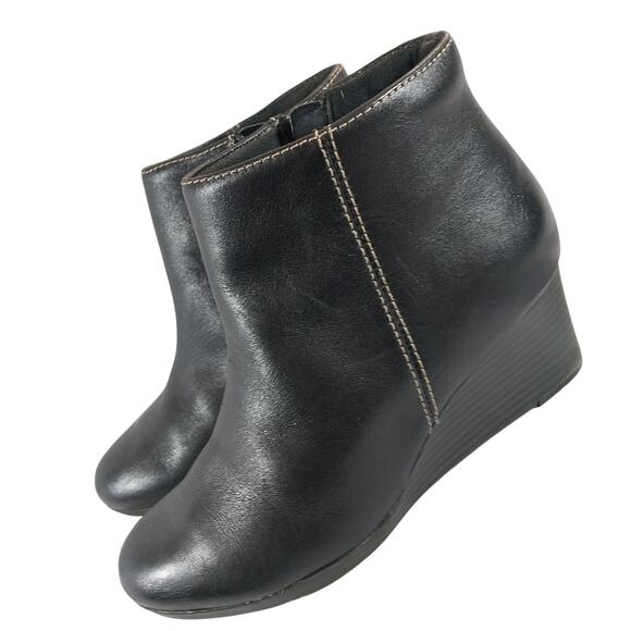 CLARKS! BLACK GENUINE LEATHER WEDGE HEELS, CONTRAST STITCHED ANKLE BOOTS! SZ 6M - Picture 10 of 10